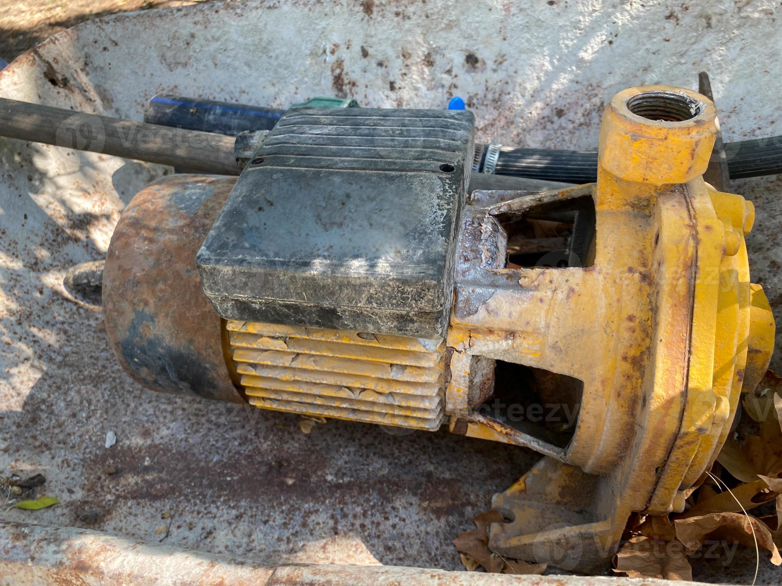 پمپ آب فرسوده و قدیمی